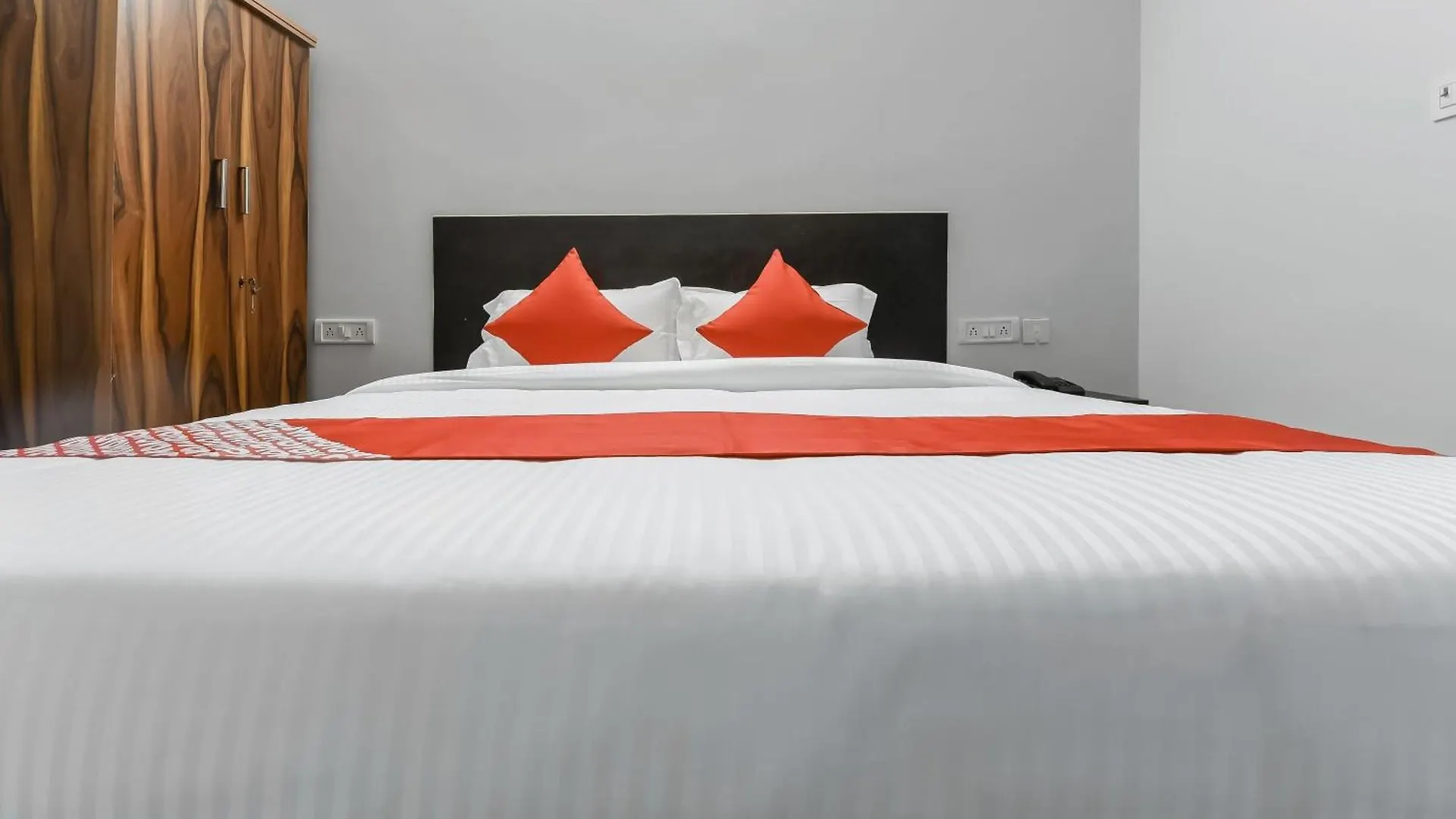 Hotel O Satguru Rasidency Dwarka Mor Delhi